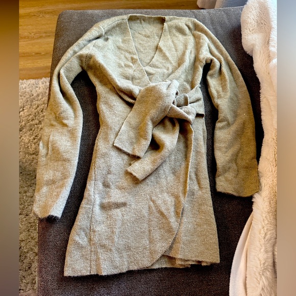 Women’s side tie sweater - Picture 1 of 6